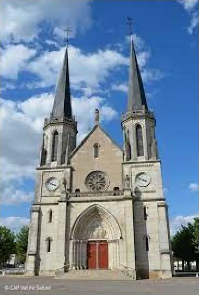 Voici l'église Saint-Barthélémy à Lamarche-sur-Saône. Commune de l'aire d'attraction Dijonnaise, elle se situe dans le département ...