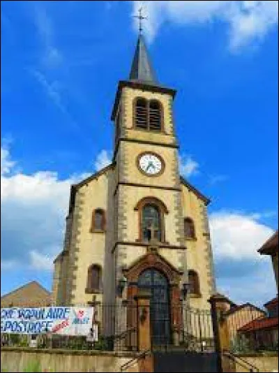 Vous avez sur cette image l'église de l'Exaltation-de-la-Sainte-Croix, à Postroff. Village lorrain, enclavé en partie dans le département du Bas-Rhin, il se situe ...