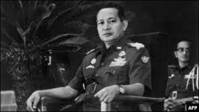 Le 30 septembre 1965, sous le prétexte d'insurrection communiste, l'armée renverse Soekarno et le remplace par le général Suharto : dans quel pays cet événement se déroule-t-il ?