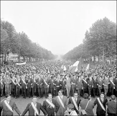 Nous sommes en 1968 : le 30, une manifestation sur les Champs-Elysées vient soutenir de Gaulle. Quel mois était-ce ?