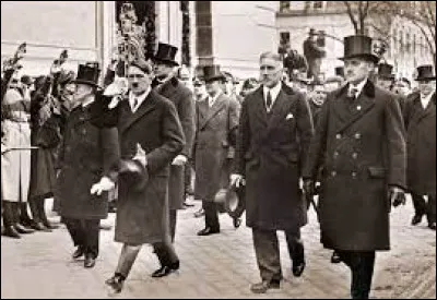 Nous sommes en 1933 : le 30, Hitler est nommé chancelier ... quel mois était-ce ?