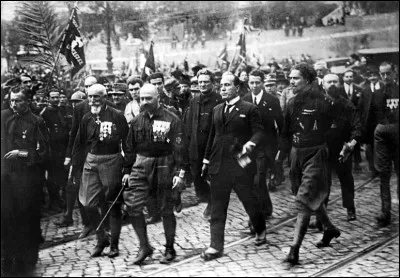 Ce 30 octobre, se termine la "marche sur Rome" des fascistes ; le lendemain, Mussolini est nommé premier ministre : c'était en ...