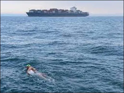 Quel homme a été le premier à traverser la Manche à la nage en 1875 ?