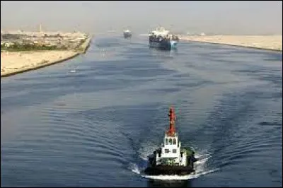 À quelle mer le canal de Suez relie-t-il la Méditerranée ?