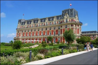 Quel bâtiment de Biarritz a été construit à la demande de l'impératrice Eugénie de Montijo ?