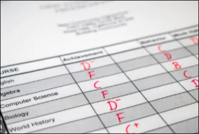 Que fais-tu si ton petit frère ou petite sur ramène un très mauvais bulletin à la maison ?