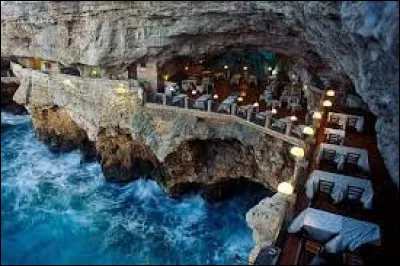 Dans quel pays peut-on aller diner dans ce c&eacute;l&egrave;bre restaurant dans les grottes Palazzese ?