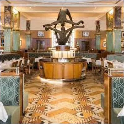 Quelle brasserie parisienne a &eacute;t&eacute; durant l'entre-deux-guerres le lieu de rencontres de Cocteau, Sartre, Aragon, Baker ou encore Piaf ?