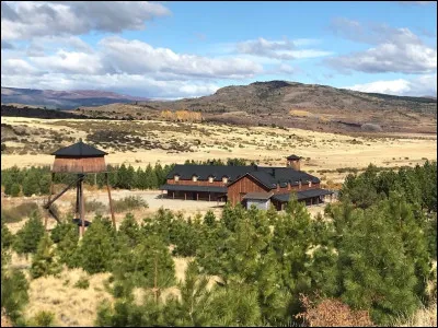 Dans quel pays vit-il une partie de l'année ?