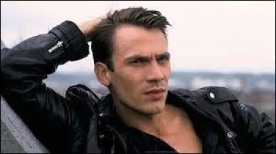 Avec quelle chanteuse a-t-il été en couple dans les années 90 ?