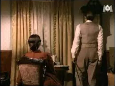 Dans l'épisode "Le Sabre et la Tête", Laura, terrifiée pense avoir vu Monsieur Oleson trancher la tête de sa femme, personne ne la croit sauf...