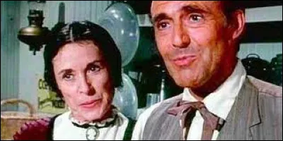 Lors d'une scène de ménage mémorable, quel aliment Harriet Oleson verse-t-elle sur la tête de Nels ?