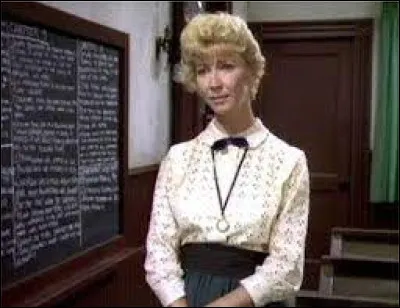 Qui remplace Mademoiselle Beaddle quand elle se foule la cheville ?