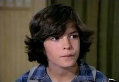 Quel animal Charles offre-t-il à Albert pour le responsabiliser et lui faire plaisir ?