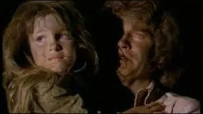 Lors d'une chasse aux papillons, Carrie tombe dans un puits désaffecté, qui réussit finalement à la sauver ?