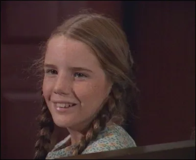 Quel objet Laura, qui est invitée chez Nelly, lui vole-t-elle ?