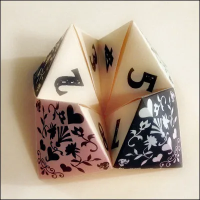 À Athènes, le vêtement jaune safran porté par les femmes élégantes ou les hommes efféminés était une...