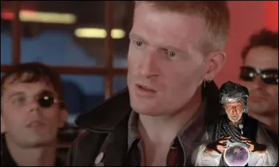 Cet homme va recevoir un coup de boule. Vrai ou faux ?