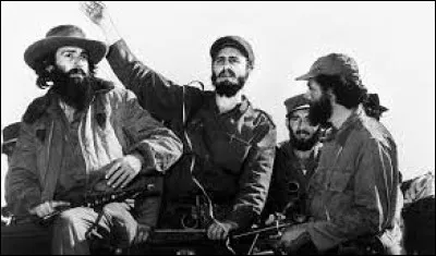 Ce 1er janvier, la révolution cubaine triomphe ; la veille, Batista a fui le pays ; Fidel Castro entra triomphalement à Santiago de Cuba et ses troupes s'emparent de La Havane : c'était en ...
