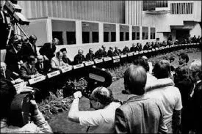 Ce 1er août, se termine la conférence d'Helsinki : les Etats-Unis, l'URSS et tous les Etats européens s'engagent sur la sécurité en Europe, les droits de lhomme et le développement de la coopération entre les États : c'était en ...