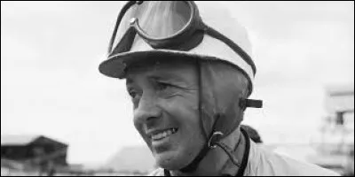Avant tout connu comme le pilote des Gordini en F1, il dispute en 1954 5 grands prix avec une Ferrari alignée par Louis Rosier, se classant 3e du grand prix de France : c'est ...