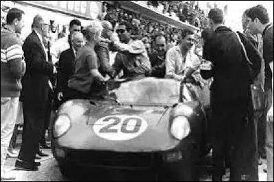 Il a été pilote officiel de la Scuderia Ferrari de 1963 à 1967, disputant de nombreuses courses de sport-prototypes. Il remporte deux grandes victoires, les 24 Heures du Mans en 1964 avec Vaccarella et les 1 000 km de Monza en 1965 avec Parkes : c'est ...