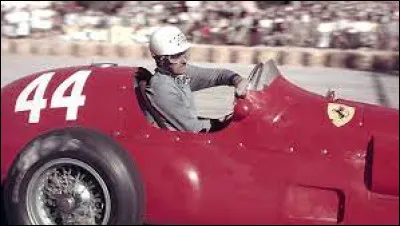 De 1954 à 1957, il a disputé 17 grands prix pour Ferrari, remportant le grand prix de Monaco en 1955 ; il court également en sport-prototypes, disputant 5 fois les 24 heures du Mans avec une Ferrari et remportant la victoire en 1954 : c'est ...