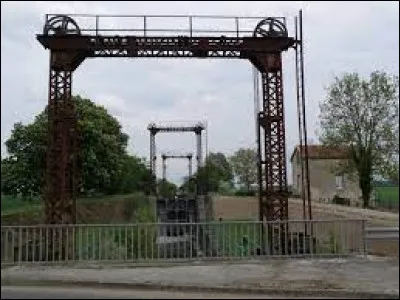 Voici l'écluse sur le canal de la Haute-Seine, à Saint-Just-Sauvage. Commune de l'arrondissemet d'Épernay, elle se situe dans le département ...