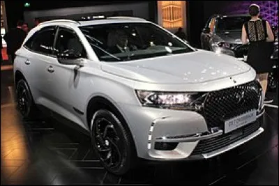 Quel véhicule fut utilisé le 11 novembre 2021 par Emmanuel Macron ?