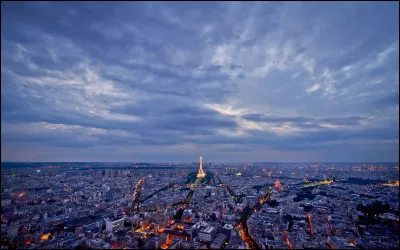 À quel écrivain faut-il attribuer le roman "Les Mystères de Paris ?