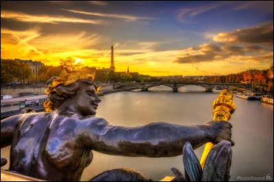 En quelle année le pont Alexandre III a-t-il été inauguré ?