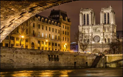 En quelle année l'incendie de Notre-Dame de Paris s'est-il produit ?