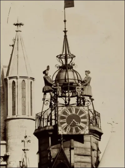 Encore "J", mais comme... "Jacquemart" dans l'expression : "être armé comme un Jacquemart". Il vous suffit de cliquer sur la bonne réponse, allez-y...