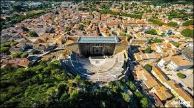 Dans quel département se trouve la ville d'Orange ?