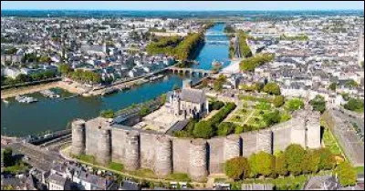 Dans quel département se trouve la ville d'Angers ?