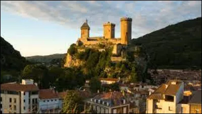 Dans quel département se trouve la ville de Foix ?