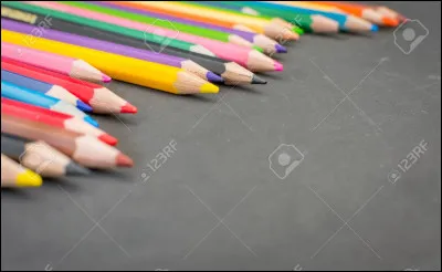 As-tu des crayons de couleur dans cette même trousse ?