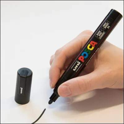 Toujours dans cette trousse, as-tu un feutre noir ou quelque chose dans le même genre ?