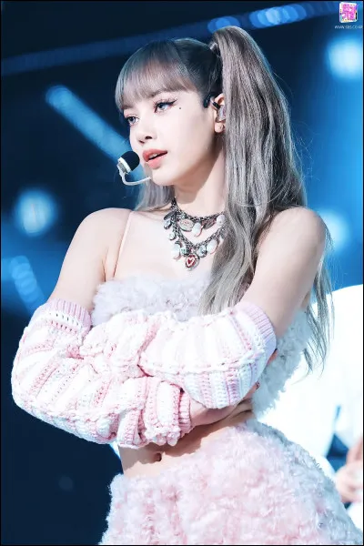 C'est enfin la dernière question ! Quelle est la chanson favorite de Lisa dans "Square Up" ?