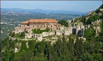 Quel est le nom de cette ville que les Byzantins bâtirent dans les collines du Péloponnèse ?