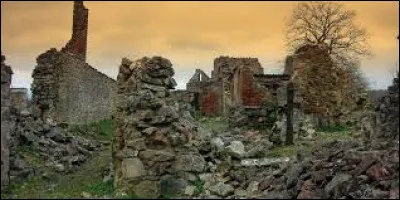 Comment se nomme ce village qui fut le théâtre du massacre de sa population lors de l'occupation allemande au cours de la Seconde Guerre mondiale ?