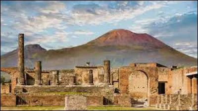 Dans quelle région d'Italie se situe Pompéi qui a été enfouie après l'éruption du Vésuve en l'an 79 après J.-C. ?