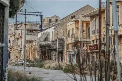 En quelle année une invasion de l'armée turque va-t-elle faire fuir les habitants de la ville chypriote de Varosha ?