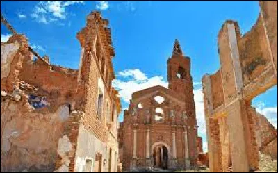 Où se trouve la ville fantôme de Belchite qui fut le théâtre d'affrontements multiples au cours des siècles ?