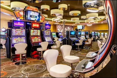 Dans quelle ville italienne se trouve le plus ancien casino du monde crée en 1638 ?