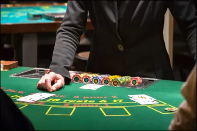 Comment appelle-t-on dans un casino, le responsable d'un regroupement de plusieurs tables de jeu ou d'une zone du casino ?
