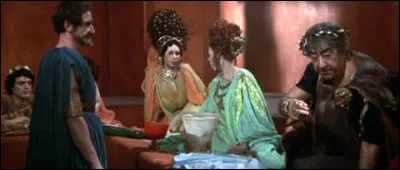 Quel film de Federico Fellini présente une société romaine en pleine décadence ?