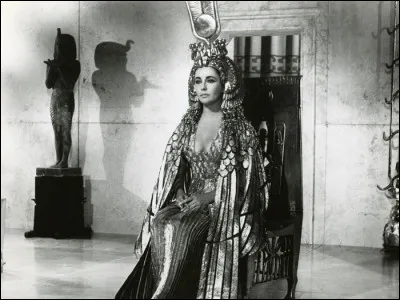 Qui incarne César dans le film ''Cléopâtre'' avec Elizabeth Taylor ?