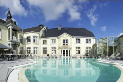 Dans quel pays se trouve la ville de Spa connue pour ses eaux thermales ?