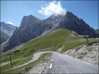 Que représente la statue en métal de trois mètres de haut, trônant au col du Tourmalet ?